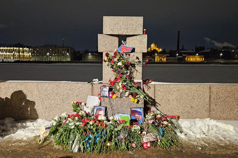 Flors en honor a la mort de Navalni