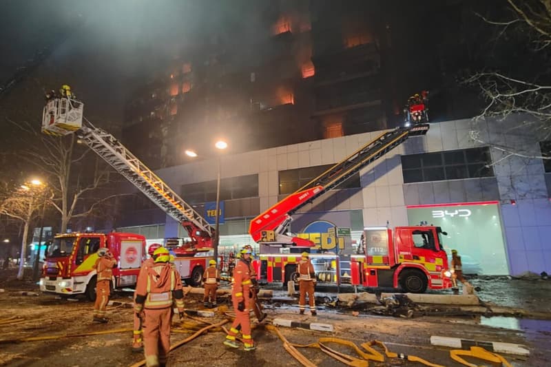 Els Bombers treballant en l'incendi de l'edifici de València