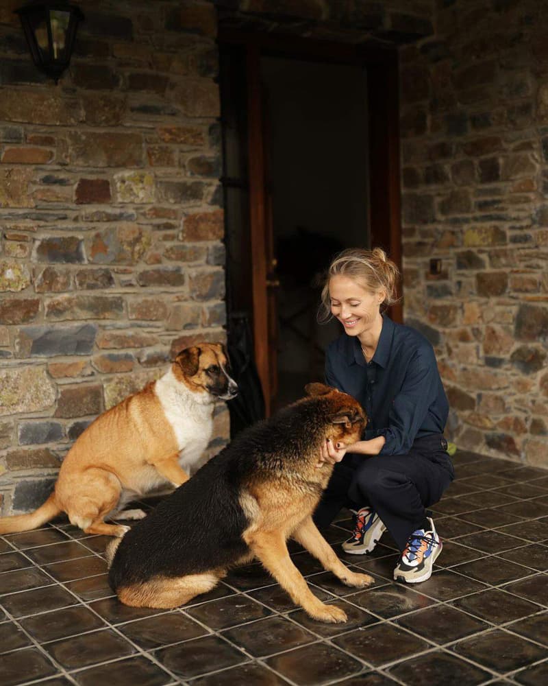 L'entrada de la casa, amb la Vanesa Lorenzo i els gossos | Instagram