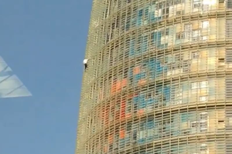 L'individu escalant la Torre Glòries
