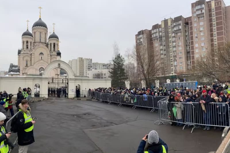 Exterior de la iglesia donde se celebra el funeral de Navalni