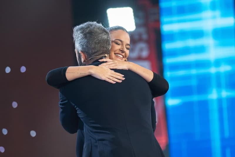 Laura Escanes, abrazada a Roberto Leal en su retorno a 'El Desafío'
