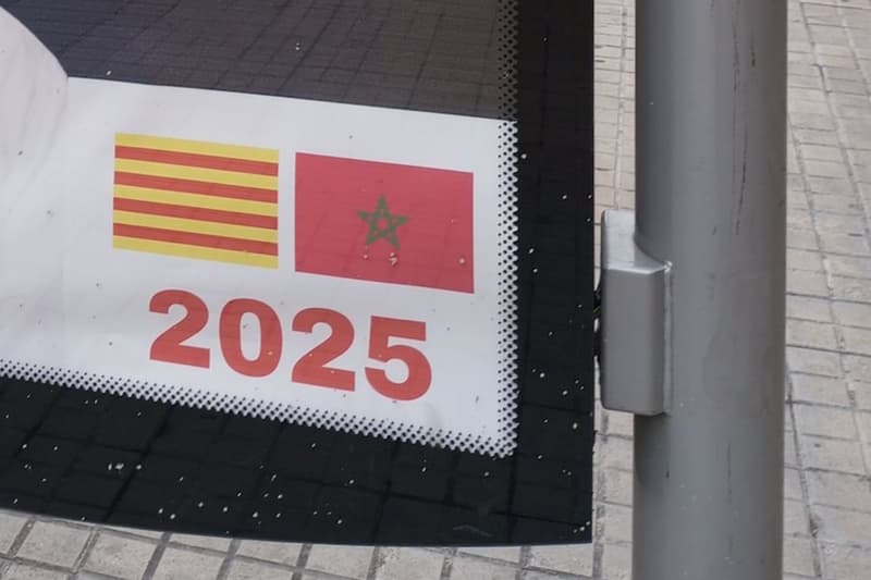 Parte del cartel político colgado en una marquesina en Lleida
