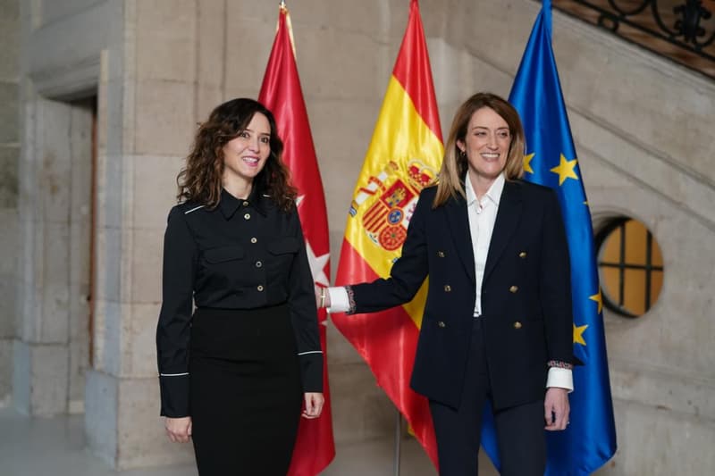 Isabel Díaz Ayuso va dur una camisa de Lola Casademunt a la reunió amb Roberta Metsola | Comunitat de Madrid
