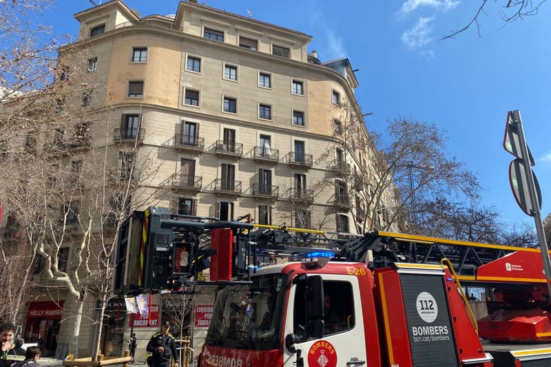 Los Bomberos trabajando en el incendio de un ático en Rambla Catalunya