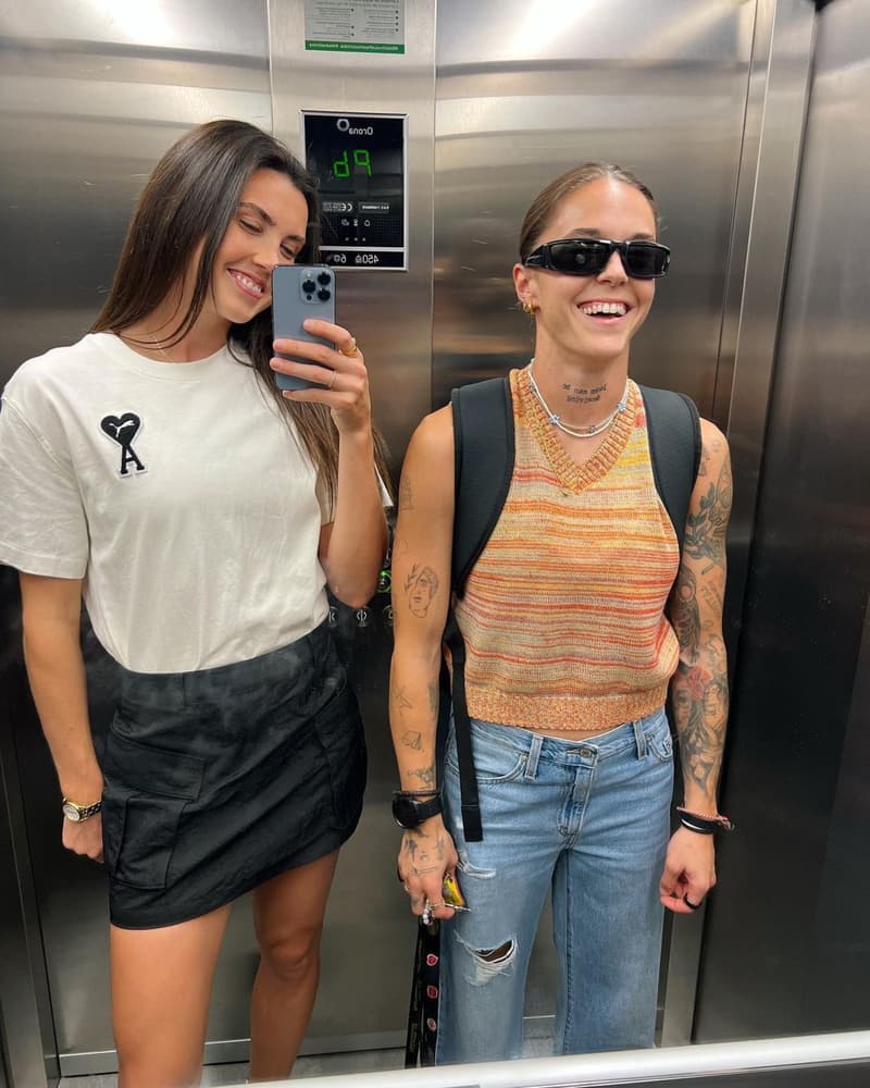 Mapi León y Ingrid Engen, en el ascensor de casa donde siempre se hacen fotos cuando salen | Instagram