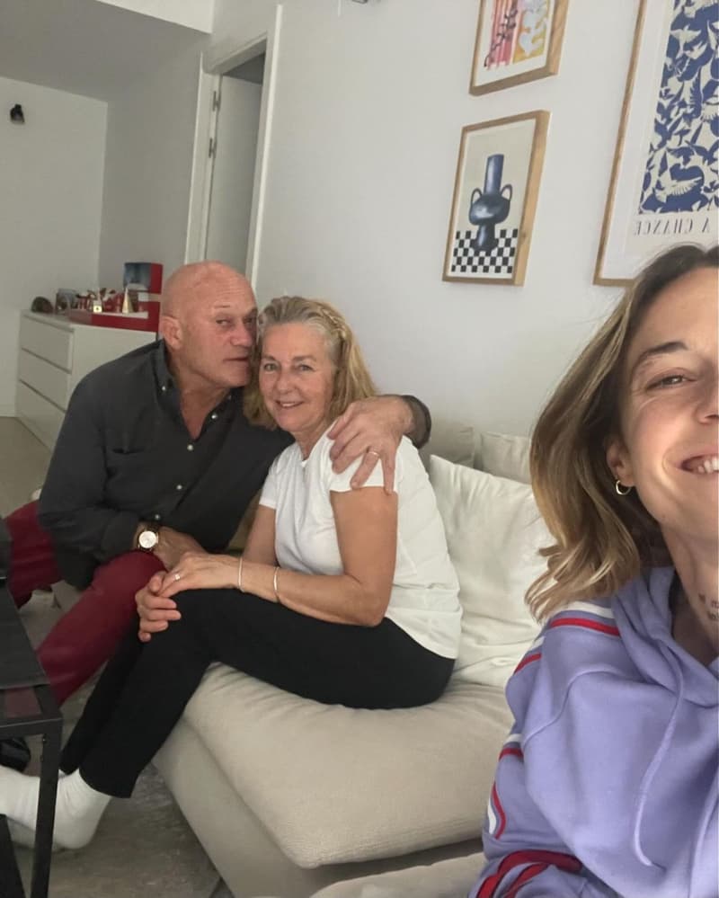 Mapi León, al sofà de casa amb els pares | Instagram