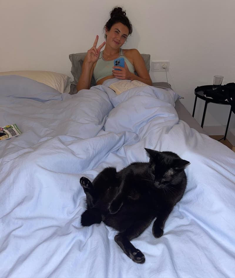 Ingrid Engen, con el gato en la cama de la pareja | Instagram