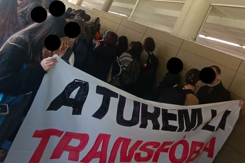 Pancarta de protesta en las aulas de la UAB