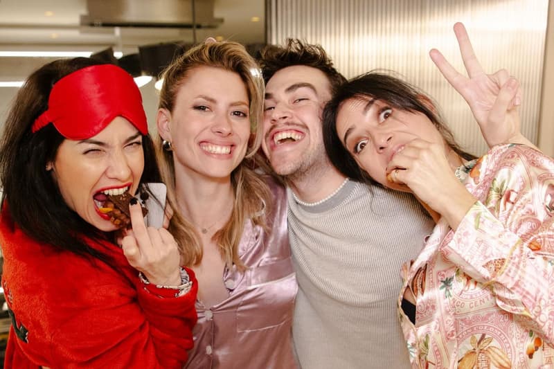 Ares Teixidó, Anna Senan, Iker Montero i Cristina Brondo a la festa en pijama