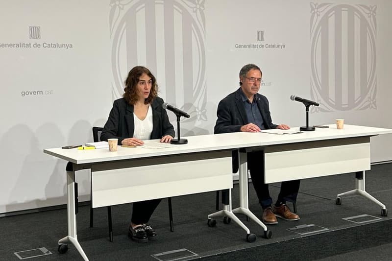 Gemma Ubasart y Amand Calderó en rueda de prensa