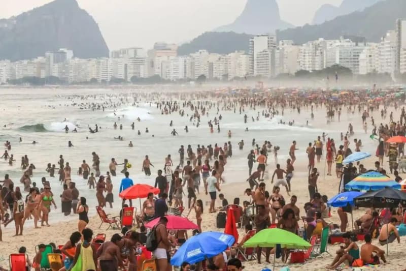 Personas se refrescan en las playas por la ola de calor en Río de Janeiro