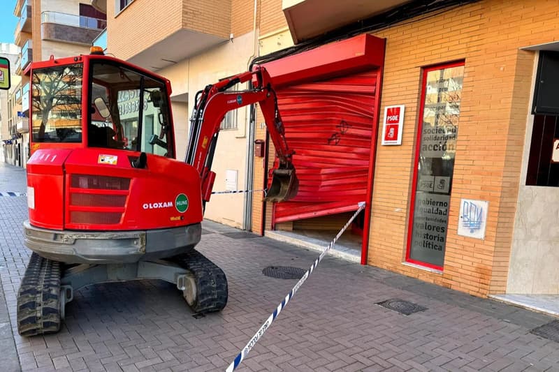 Un joven ataca una sede del PSOE con una excavadora