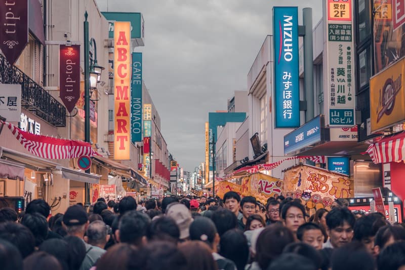Calle comercial abarrotada en Japón