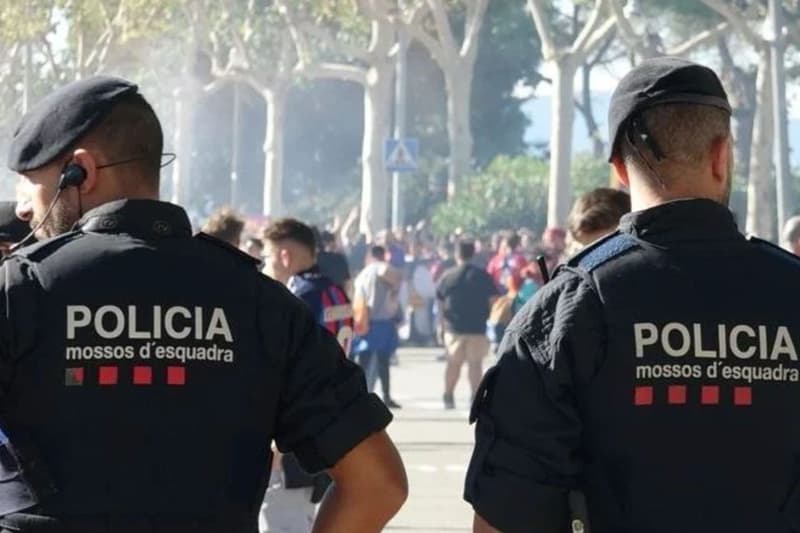 Mossos d'Esquadra haciendo control de seguridad en Barcelona