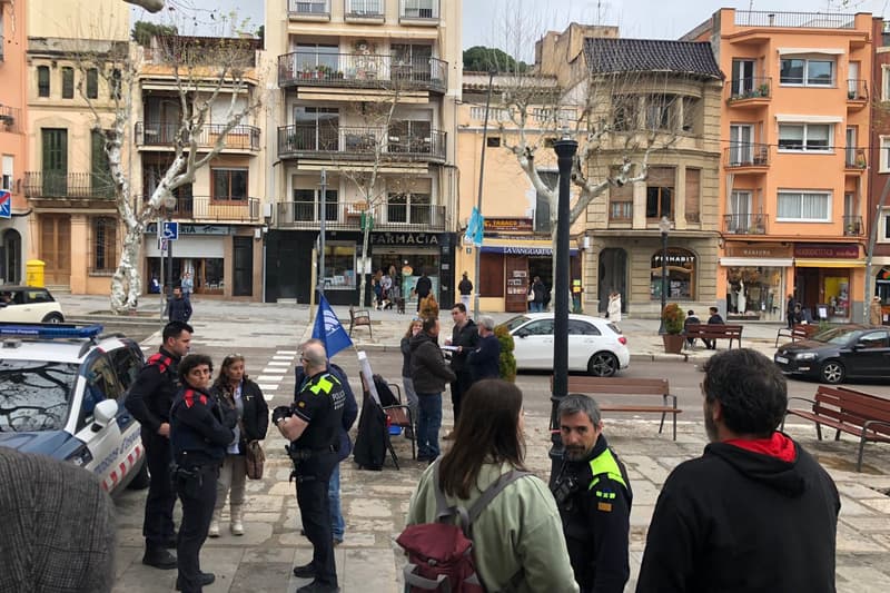 Imatge posterior a l'atac contra la parada d'Aliança Catalana