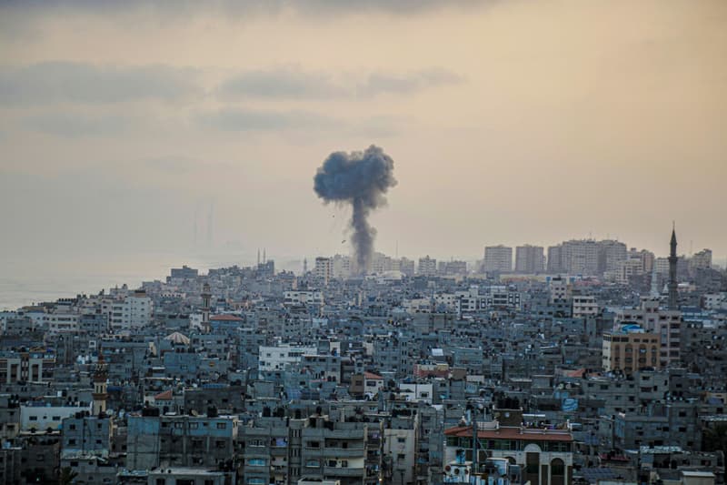 Una columna de humo resultante del bombardeo israelí en la Franja de Gaza