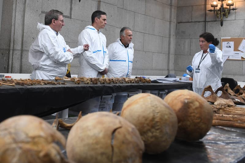 Sánchez durante la visita al laboratorio forense del Valle de los Caídos.
