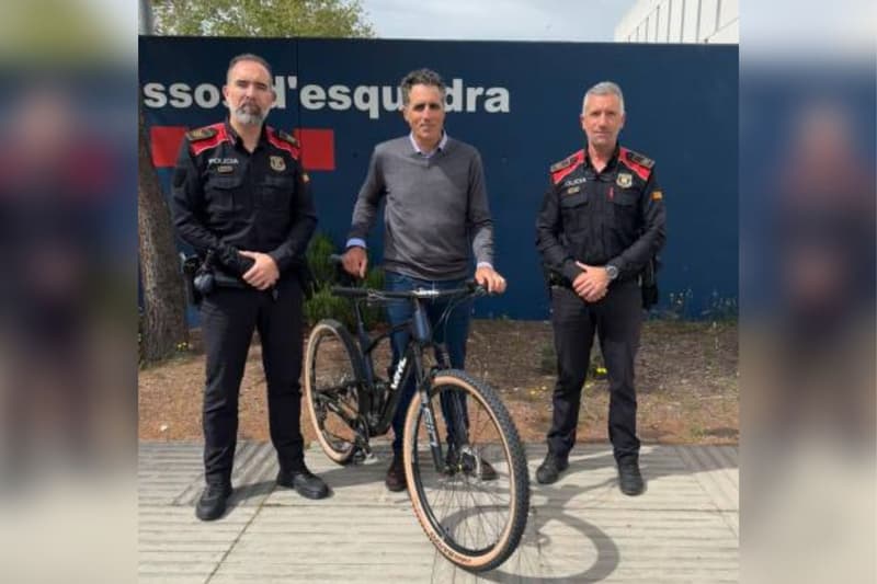 Mossos e Induráin con la bicicleta robada y devuelta
