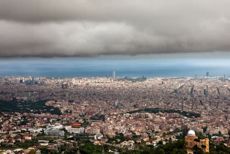 Vista panoràmica de Barcelona ennuvolada
