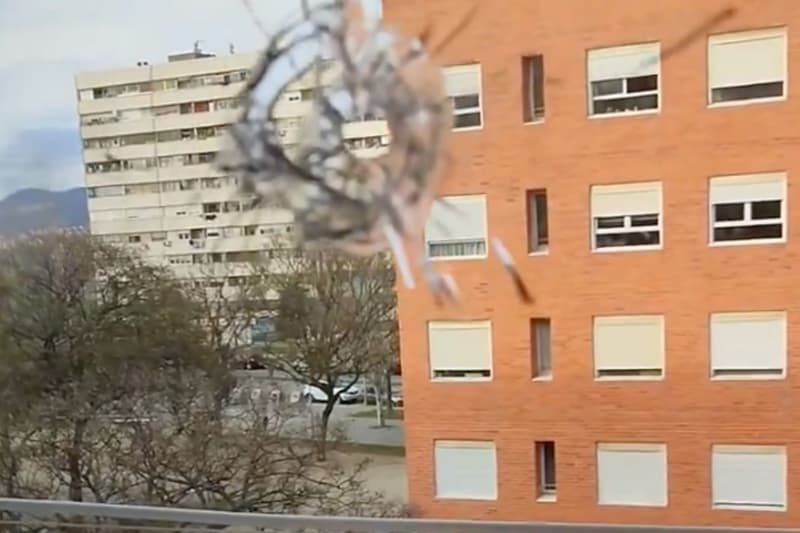 Impacto de una bala desde el interior de una vivienda