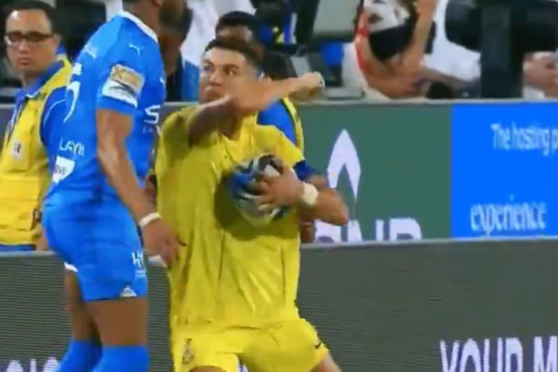 Momento de la agresión de Ronaldo a otro futbolista