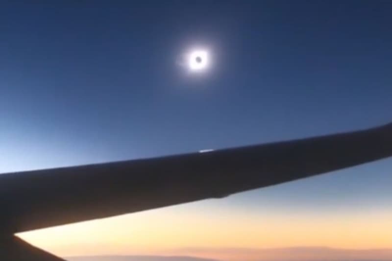 Eclipsi solar des d'un avió