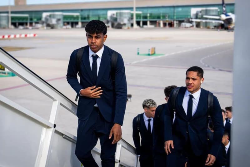 Los jugadores del Barça en su llegada a París