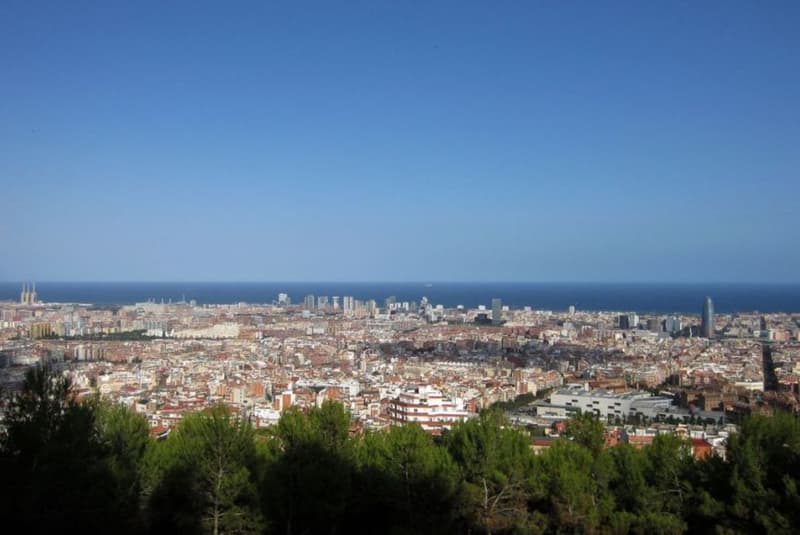 Vista panoràmica del litoral de Barcelona des de la platja de la Nova Icària