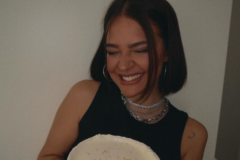 Laura Escanes, amb el pastís d'aniversari a les mans