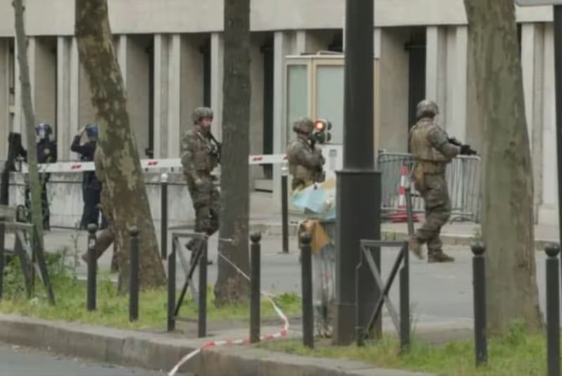 La policía en los alrededores del consulado de Irán en París