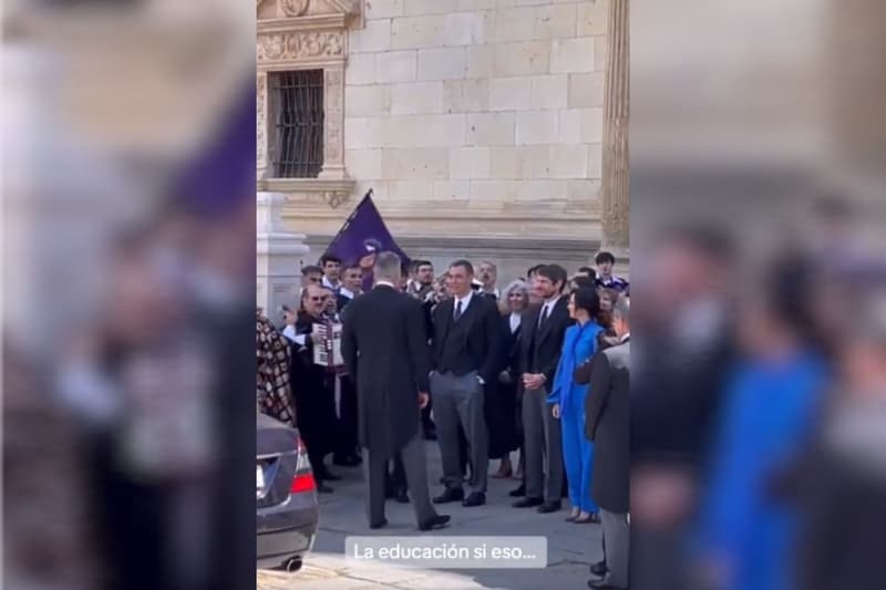 Pedro Sánchez recibe a Felipe VI con las manos en los bolsillos